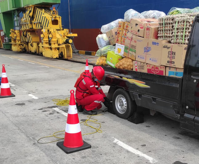 Inspeksi pengiriman barang dari darat ke kapal