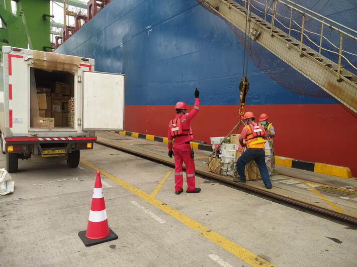 Inspeksi pengiriman barang dari darat ke kapal